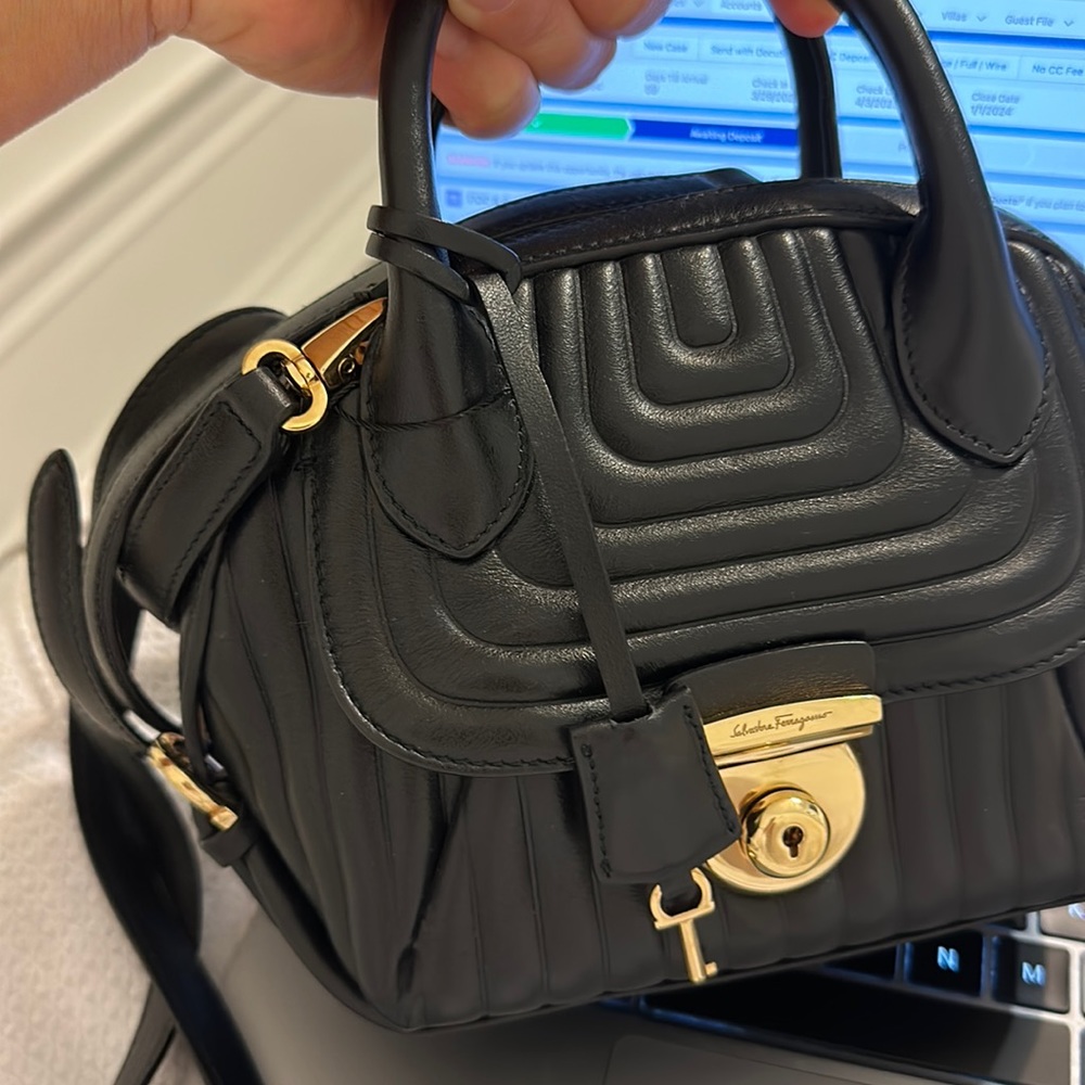 Collector alert 🚨 ‼️ - Salvatore Ferragamo Mini fiamma - no flaws at all